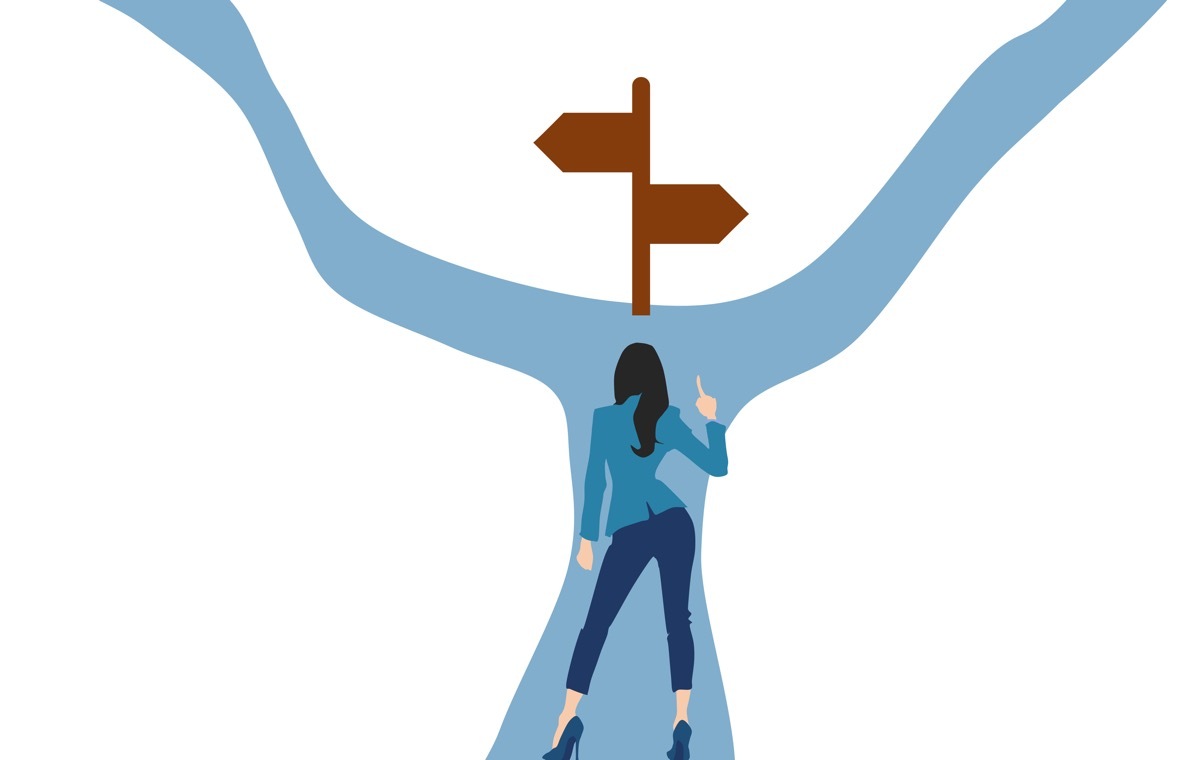 分かれ道に立つ女性