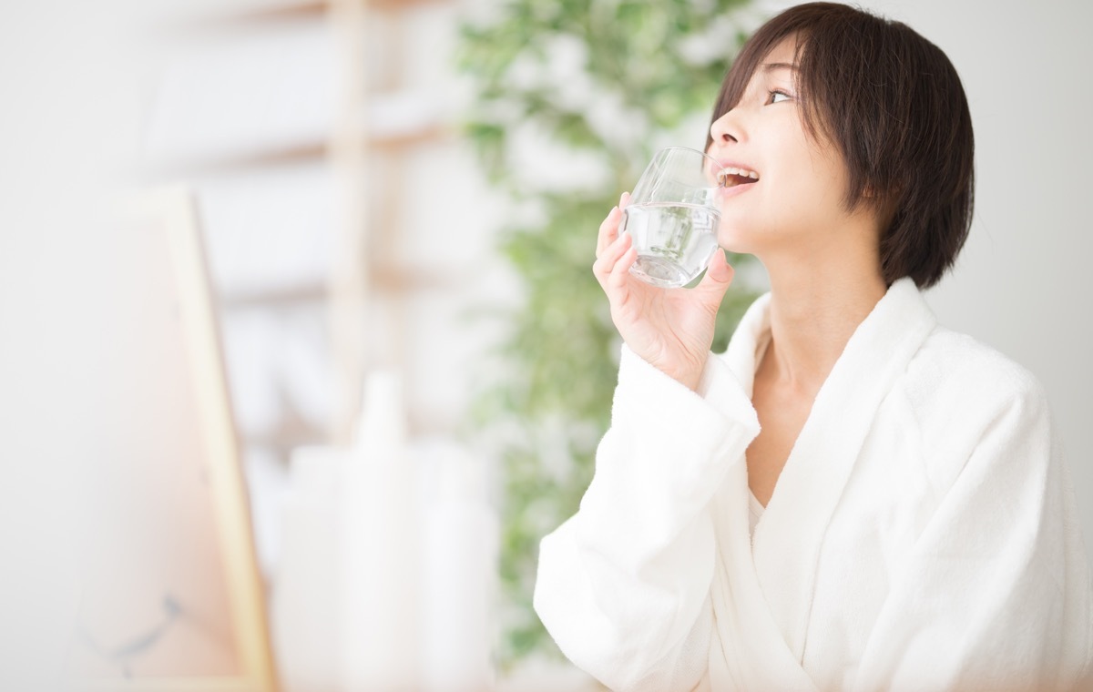 水を飲む女性