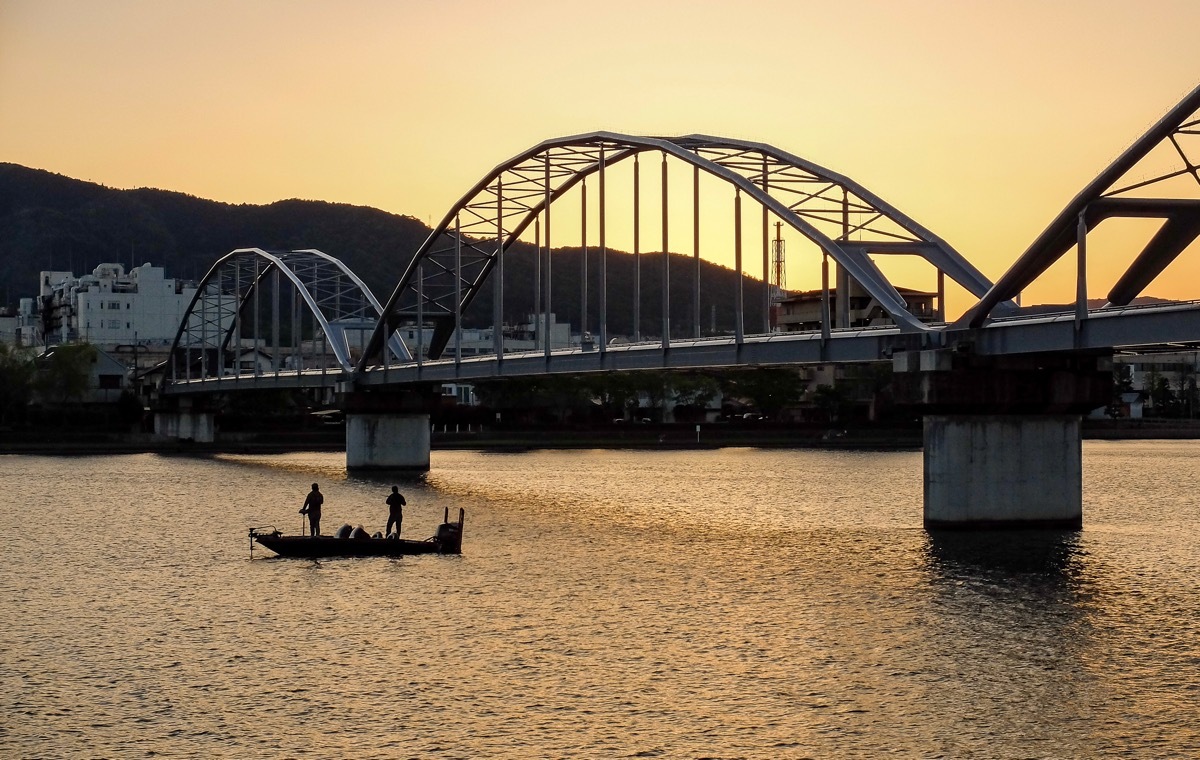 夕方 橋と舟