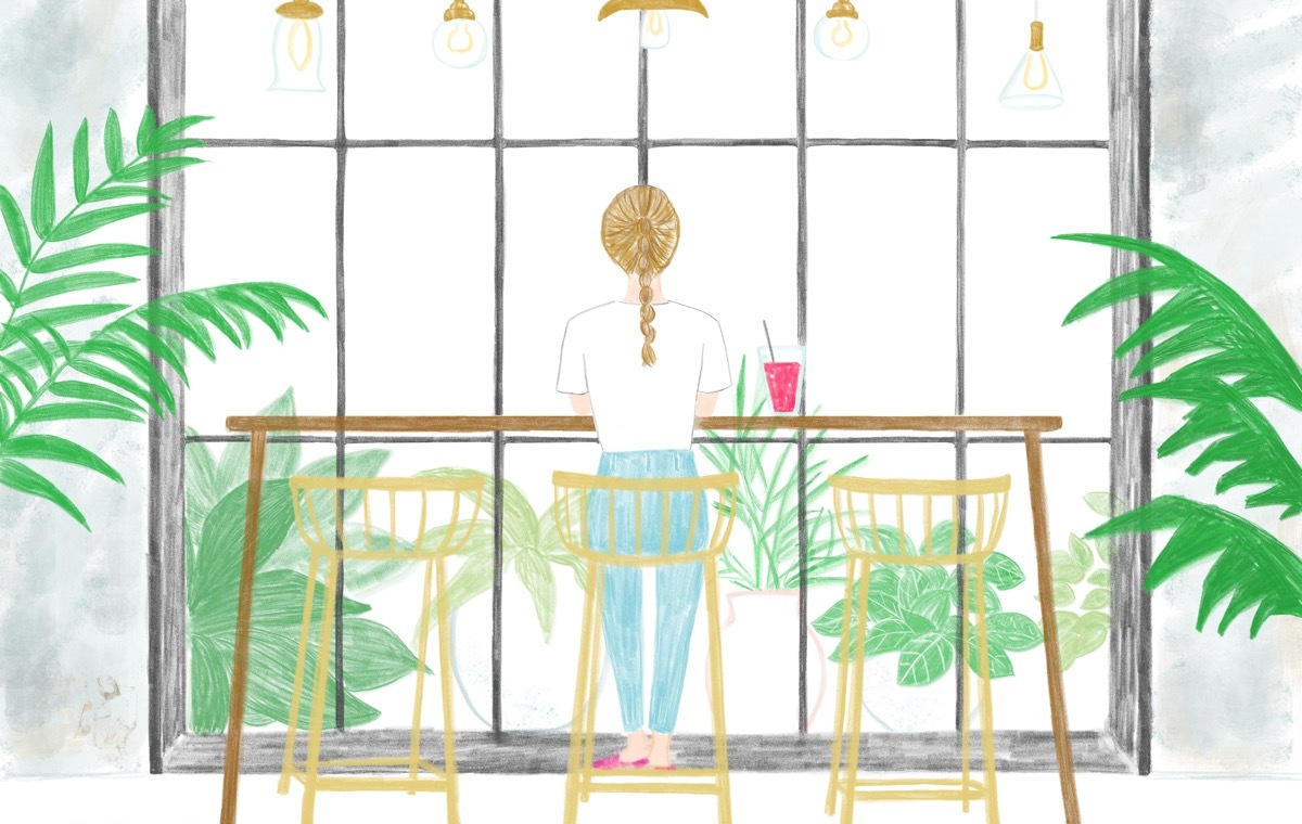 カフェ　後ろ姿