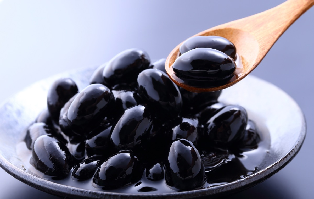 スプーンですくう黒豆