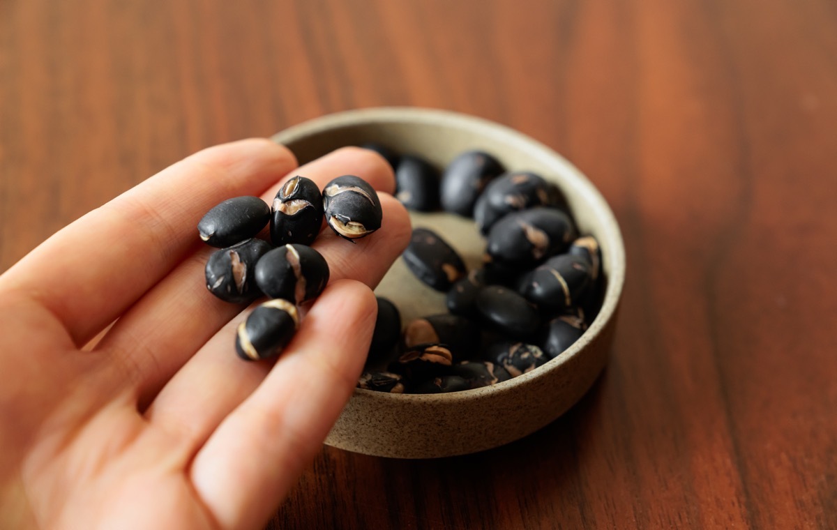 黒豆をさわる手