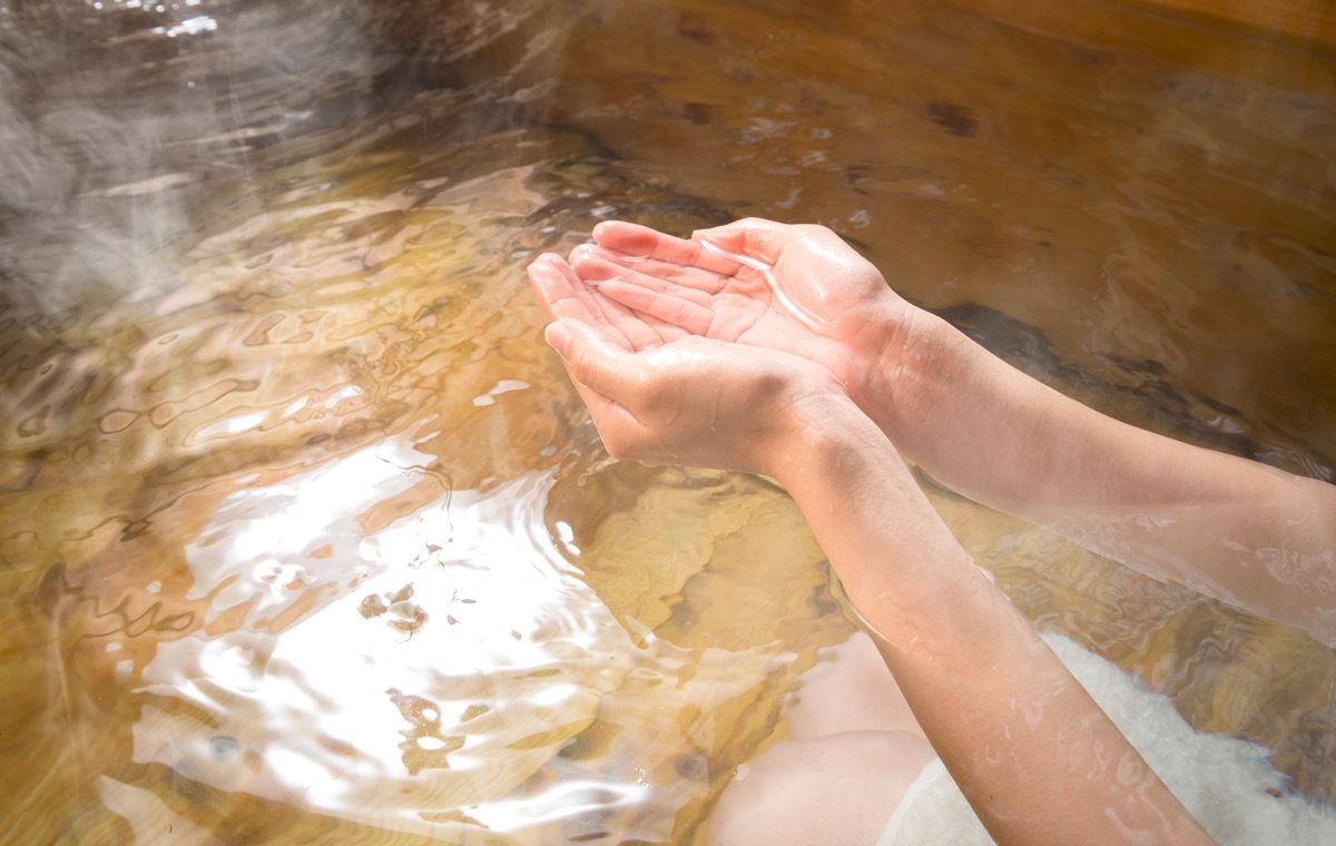 温泉をすくう手