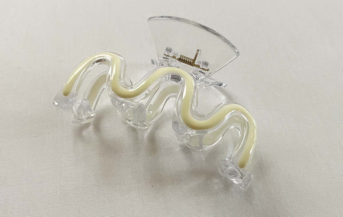 セリアの「バンスクリップ うねうねカラー」