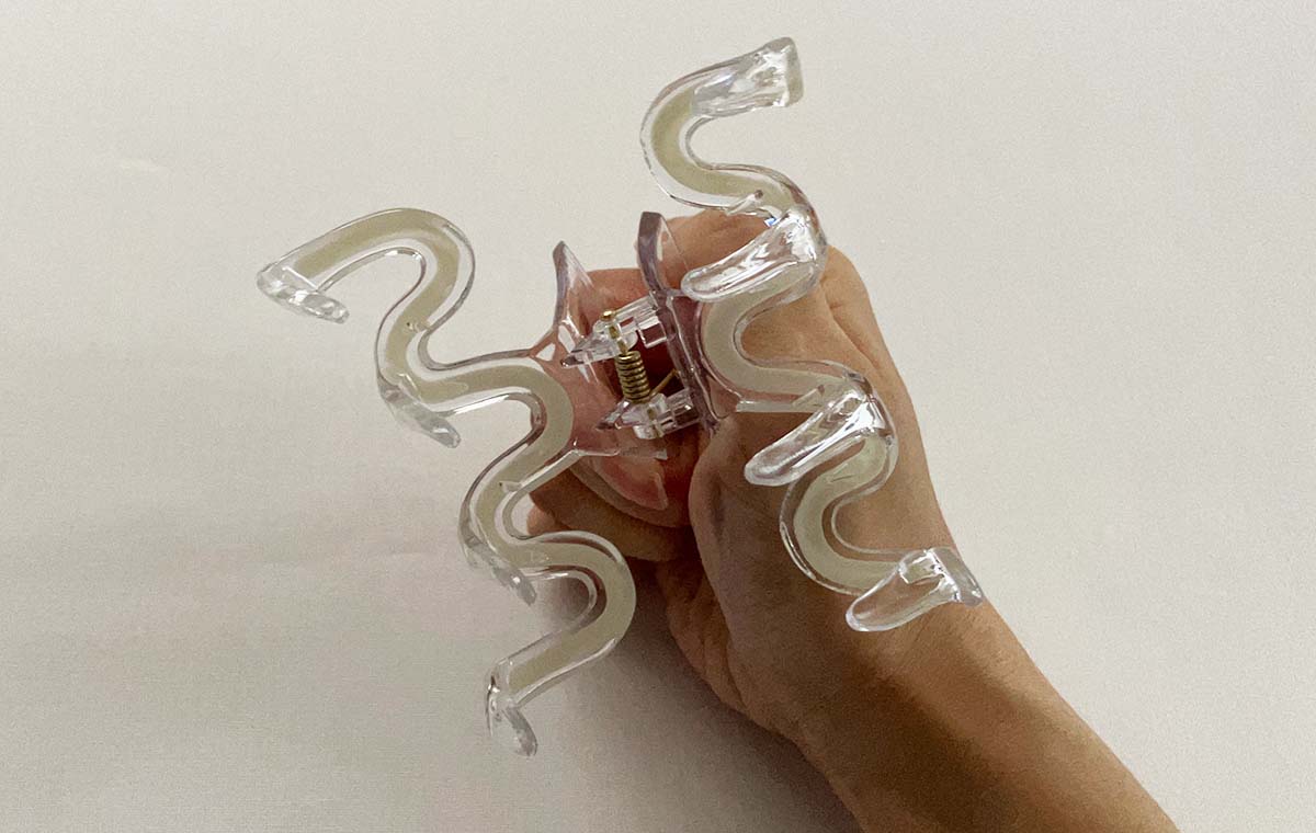 セリアの「バンスクリップ うねうねカラー」