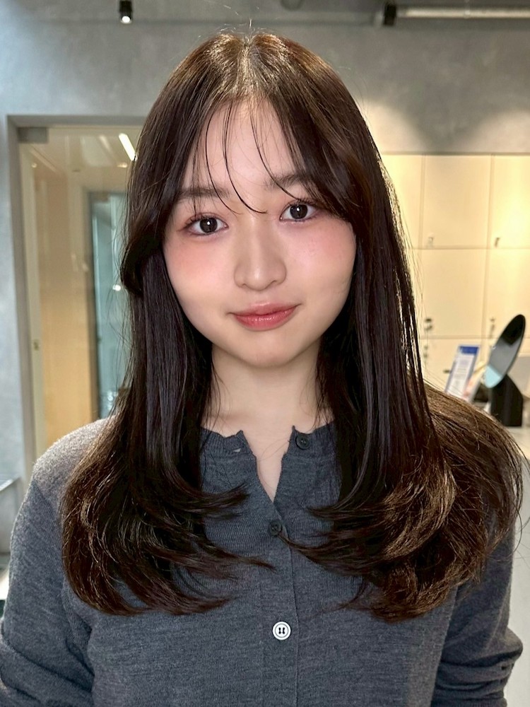 大人のきちんと感と抜け感も両立! 小顔効果も叶えるセミロング