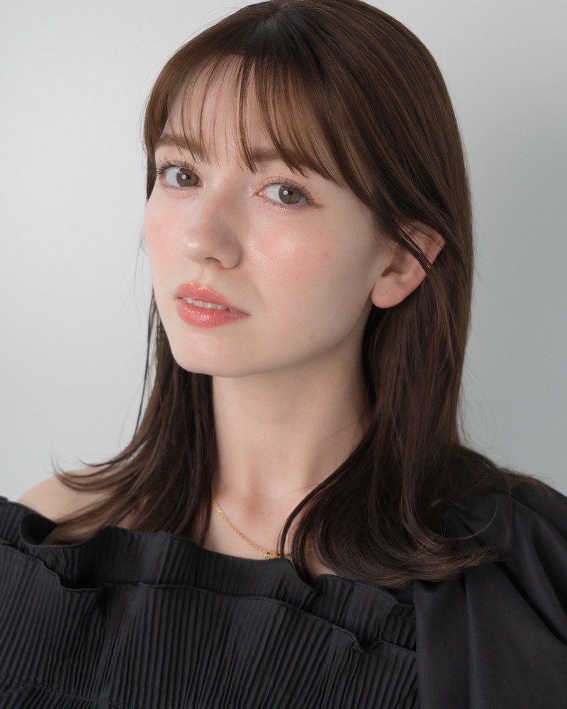 “ちょうどいい長さ”のミディアムレイヤーはこだわりのカットがものをいう