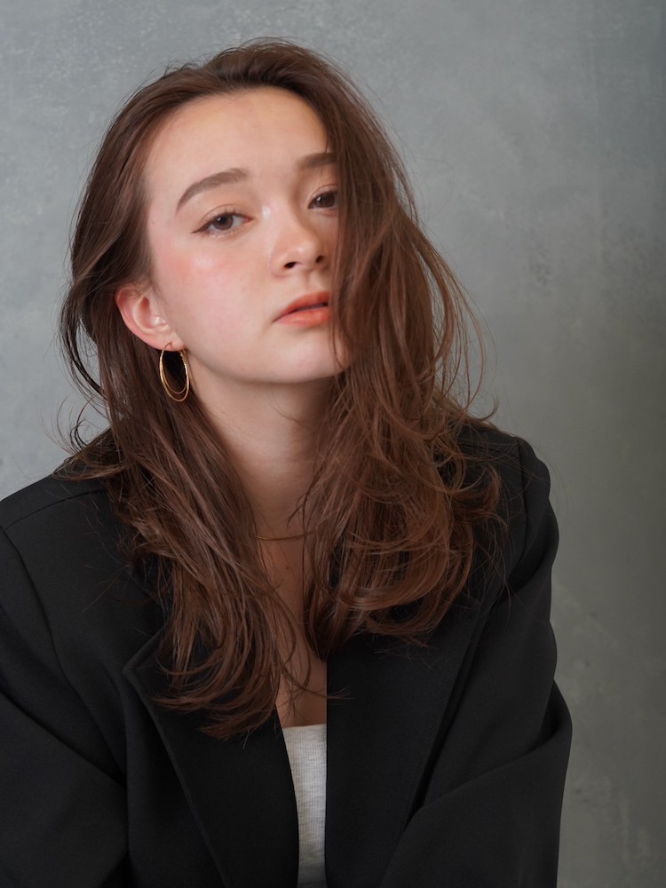 ちょっぴりモードが◎！ きちんと感と女性らしさをキープするレイヤーロング