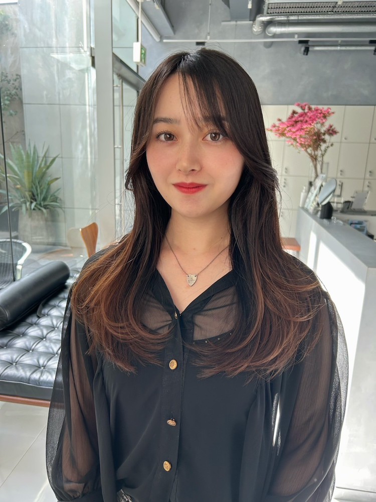 スタイリングもお手入れも楽なのに女性らしさや上品見えが叶うロングスタイル