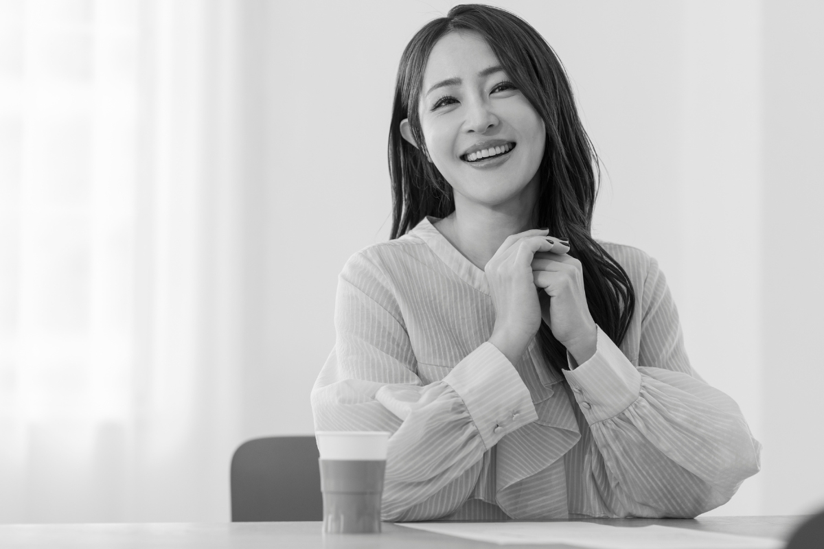 ほほ笑む大沢あかねさんの写真