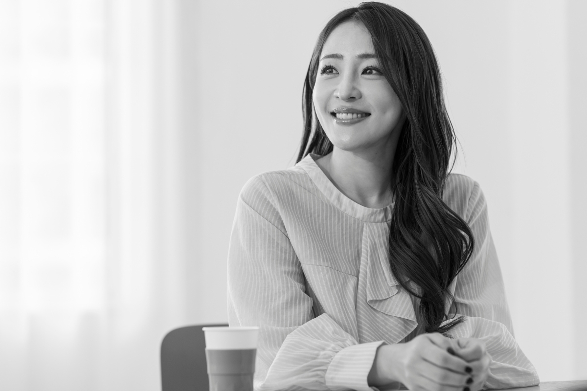 にこやかに右手を見ている大沢あかねさんの写真