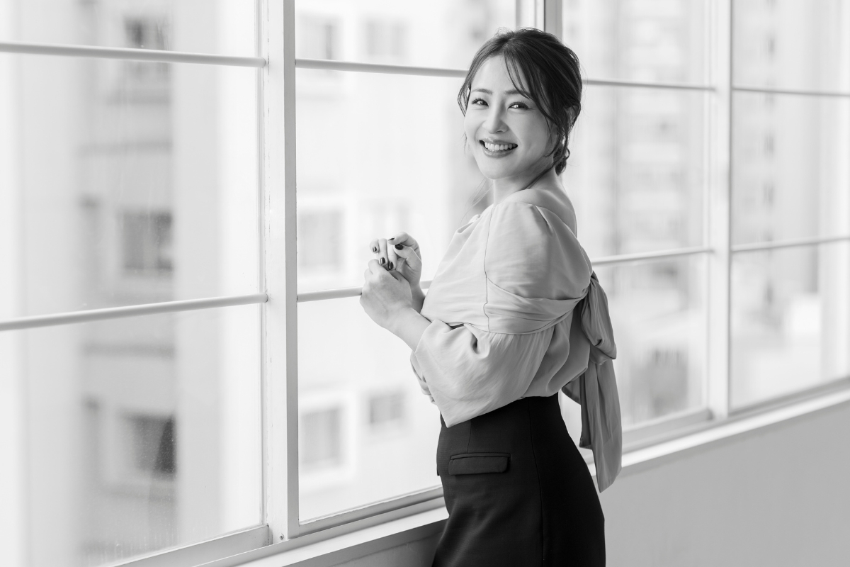 大沢さんが振り向いて微笑んでいる写真