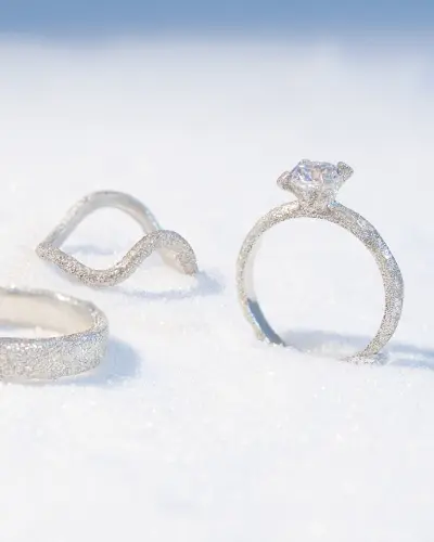 （左から）リング￥22,000、ウェーブリング￥18,700、キュービックジルコニアリング￥25,300