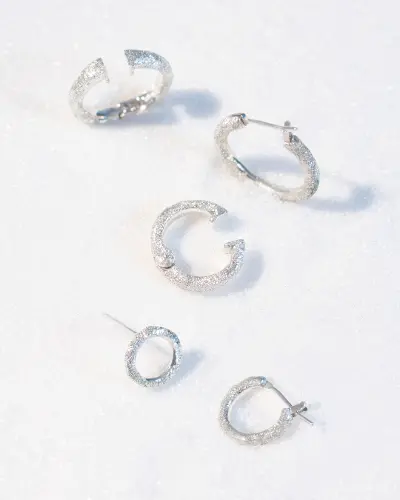 （上から）イヤーカフ(大)￥22,000、フープピアス(大)￥18,700、イヤーカフ(小)￥18,700、サークルピアス￥13,200、フープピアス(小)￥15,400※すべてシングル販売