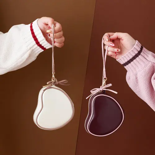 ハートシェイプ ミニポーチを持つ画像