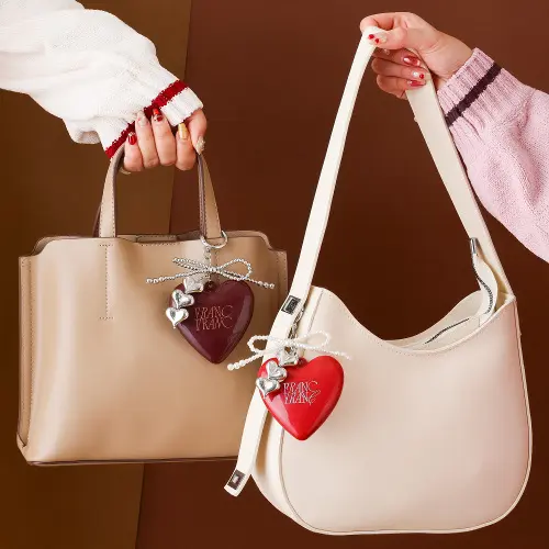 チャーム付き ミラー&ブラシをバッグに付けた画像