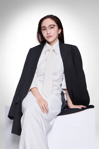 「⽬元鮮明フレーム」神崎恵着用