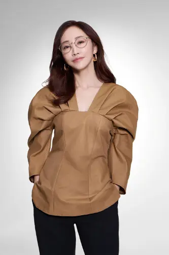 「⽬⿐⽴ち洗練フレーム」神崎恵着用