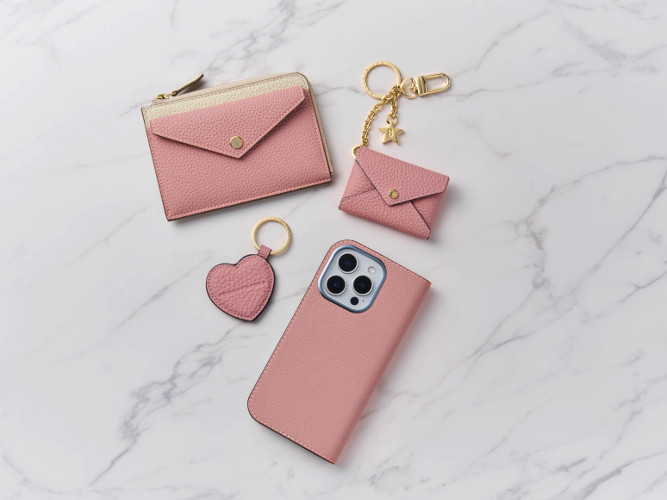 コーラルピンクの財布、キーホルダー、スマホケース、チャーム