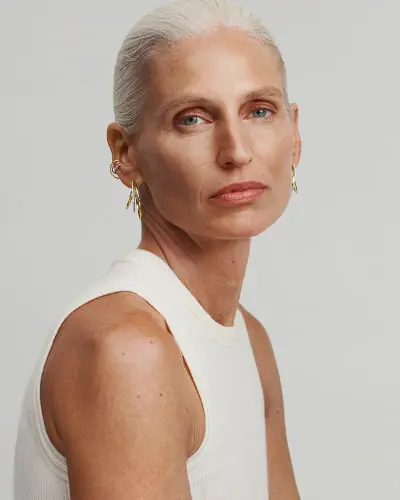 エレメンツ フローティング イヤーカフ ￥242,000 （上から）エレメンツ フローティング グラン ピアス 各￥484,000 ※シングルピアス