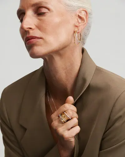 エレメンツ フローティング グラン ピアス ￥484,000 ※シングルピアス エレメンツ フローティング リング 各￥484,000～506,000 ※価格はサイズで異なります