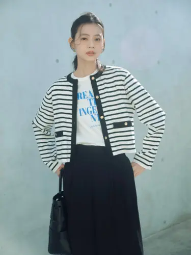 メタルボタンクルーネックニットカーディガン着用画像