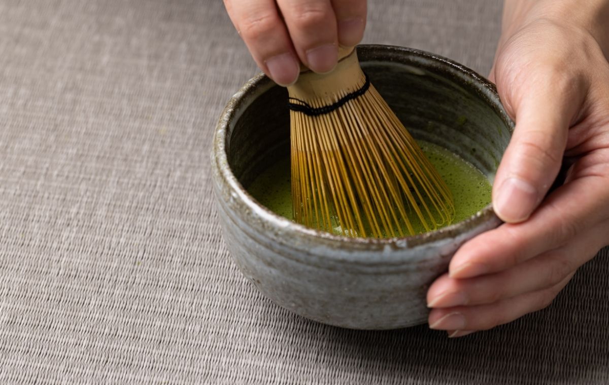 お茶をたてている手元の写真