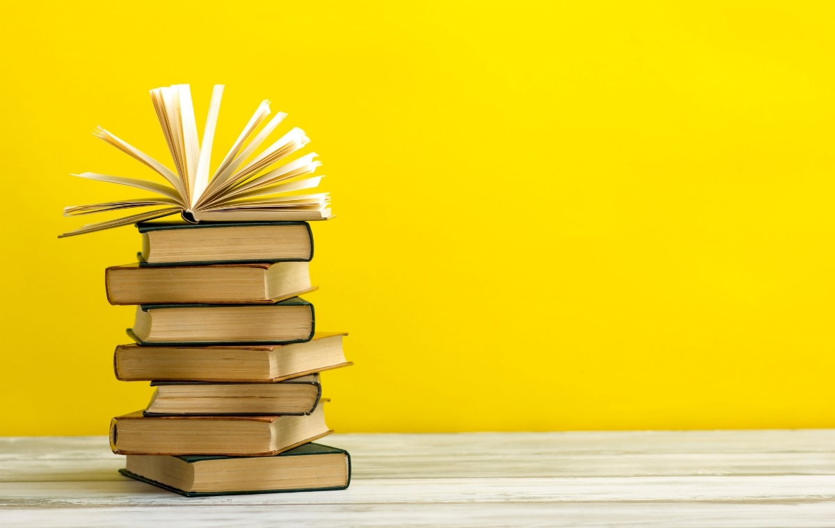 積み重ねられた本の写真
