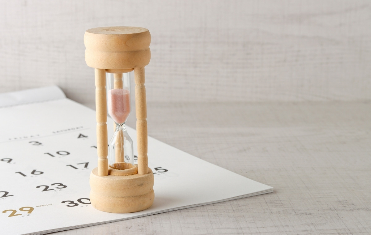 砂時計とカレンダーの写真