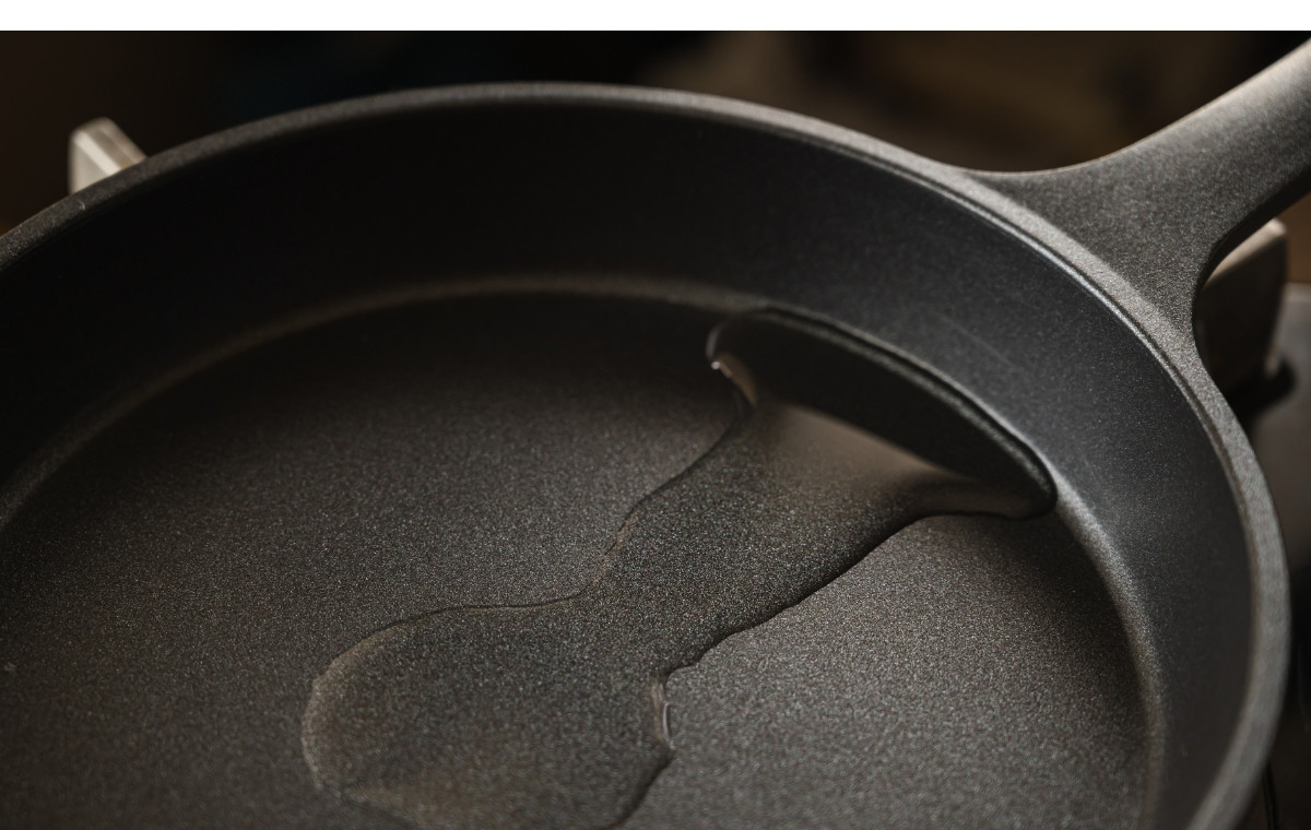 フライパンに油をひいている写真