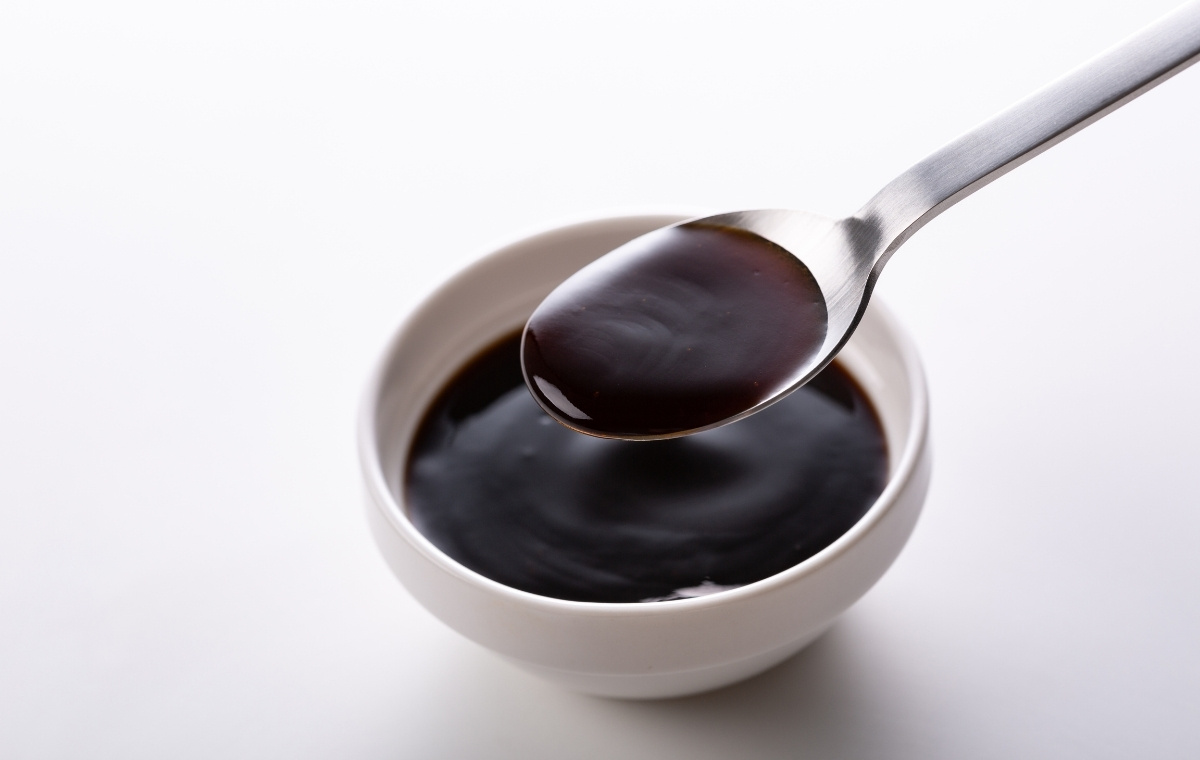 オイスターソースをスプーンですくっている写真