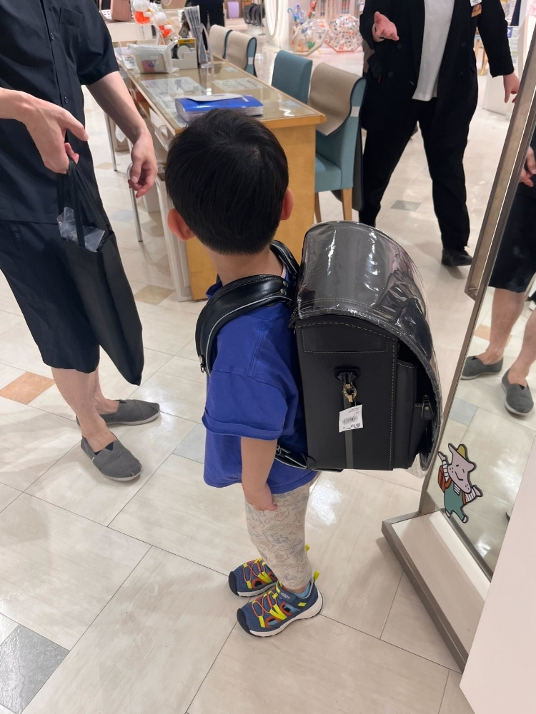 黒いランドセルを背負った息子さんの写真
