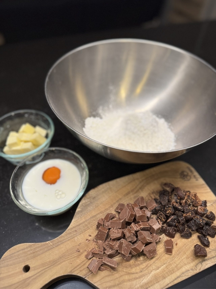 ボウルと木のまな板に置かれた材料の写真