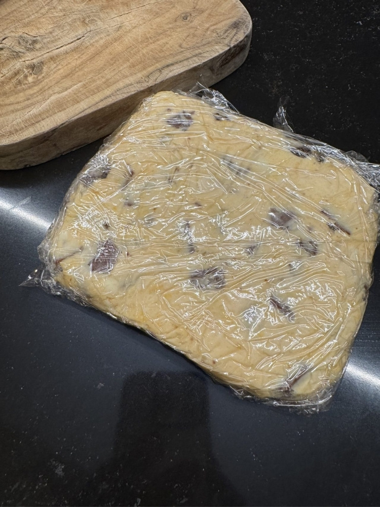 ラップに生地をまとめている写真