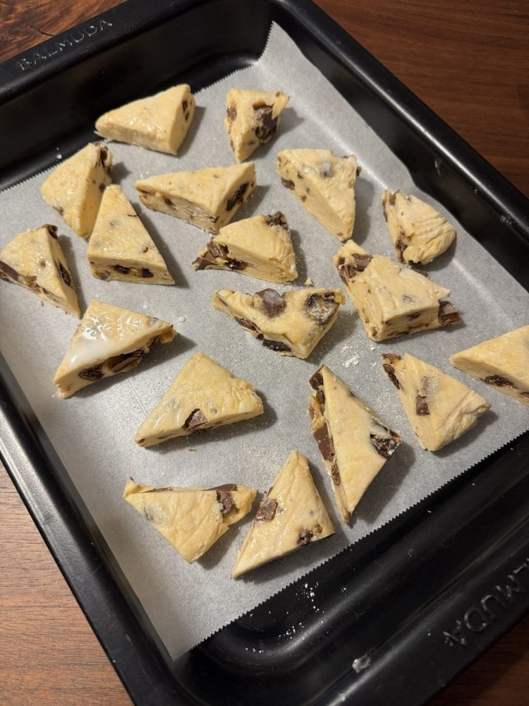 オーブンの天板に並べられた焼く前のスコーンの写真