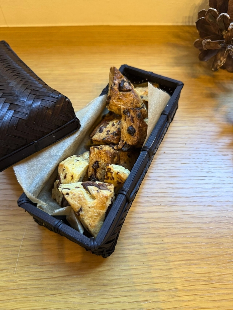 竹かごに詰められたスコーンの写真