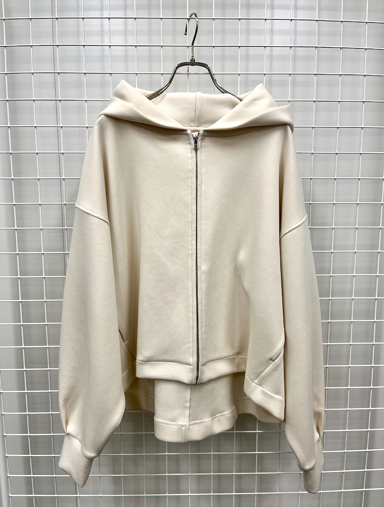 “アバハウス マヴィ”のダンボールフーディ