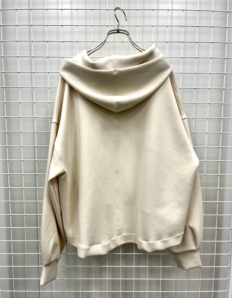 “アバハウス マヴィ”のダンボールフーディ