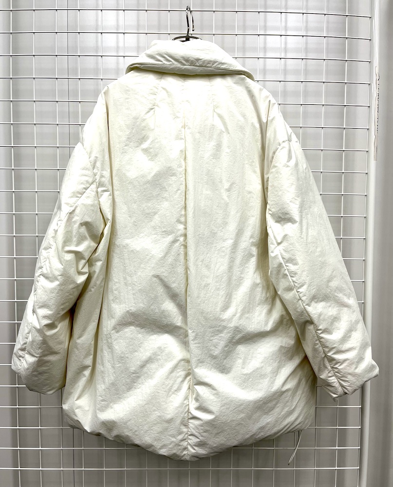 女らしく着こなせるコクーンシルエット