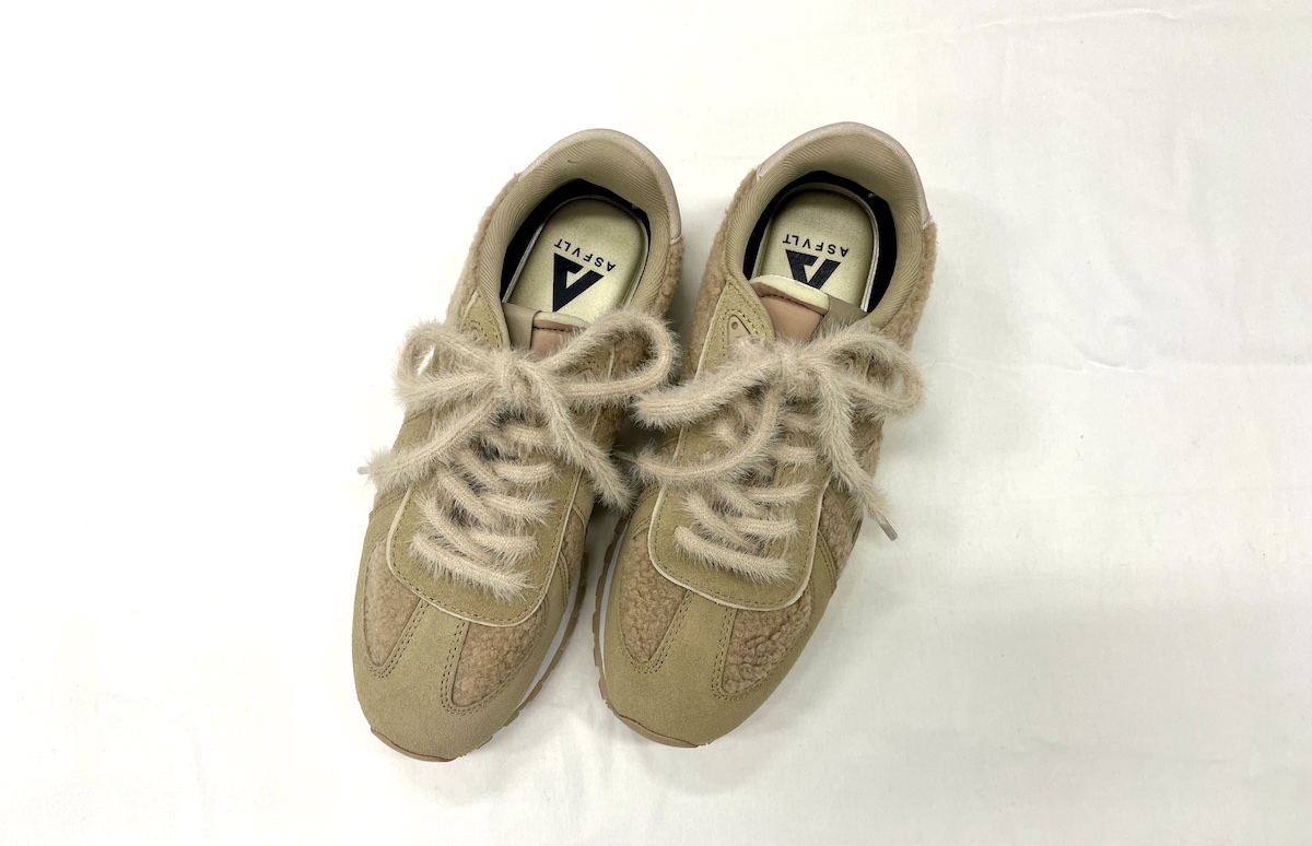  “アスファルト”のボアスニーカー