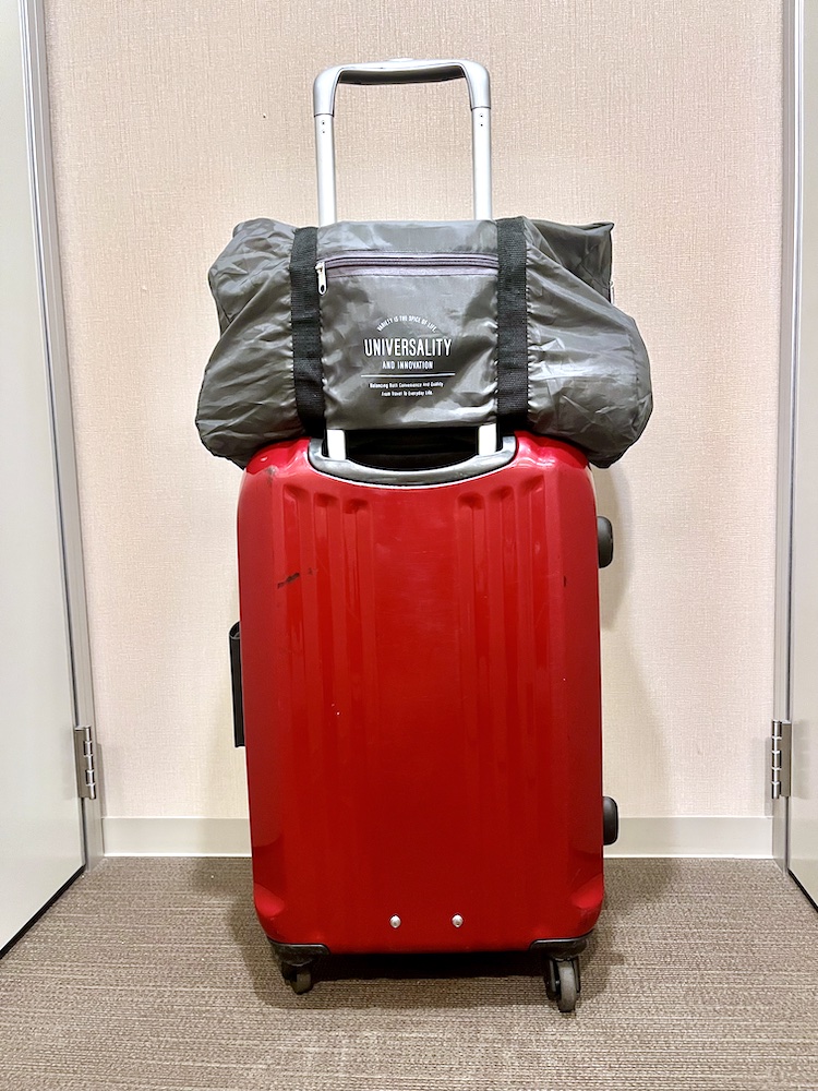 スーツケースの上にのせて運べる