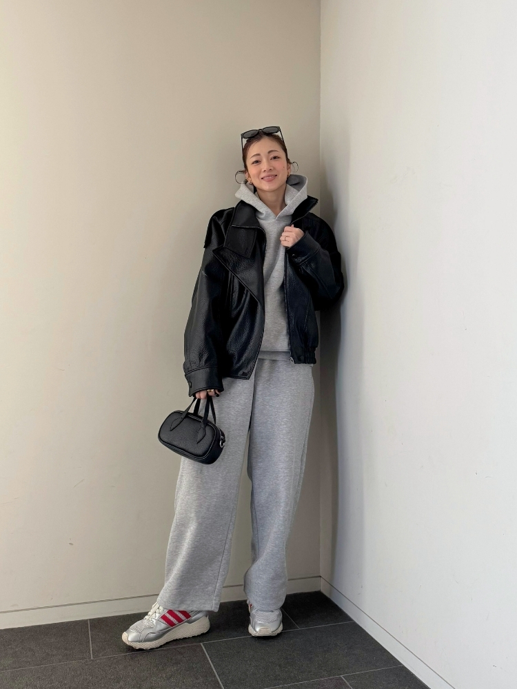 セットアップ×黒ジャケットコーデの写真