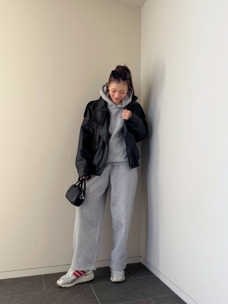 セットアップ×黒ジャケットコーデの写真。俯いている状態のショット