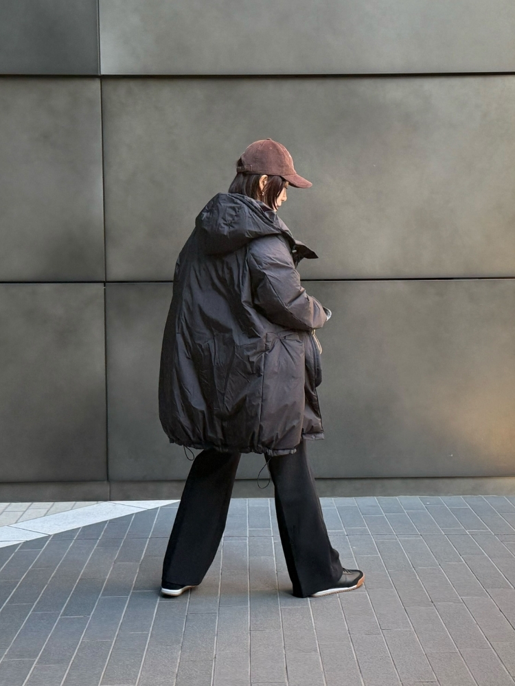 ダウンコートコーデを後ろから撮影した写真