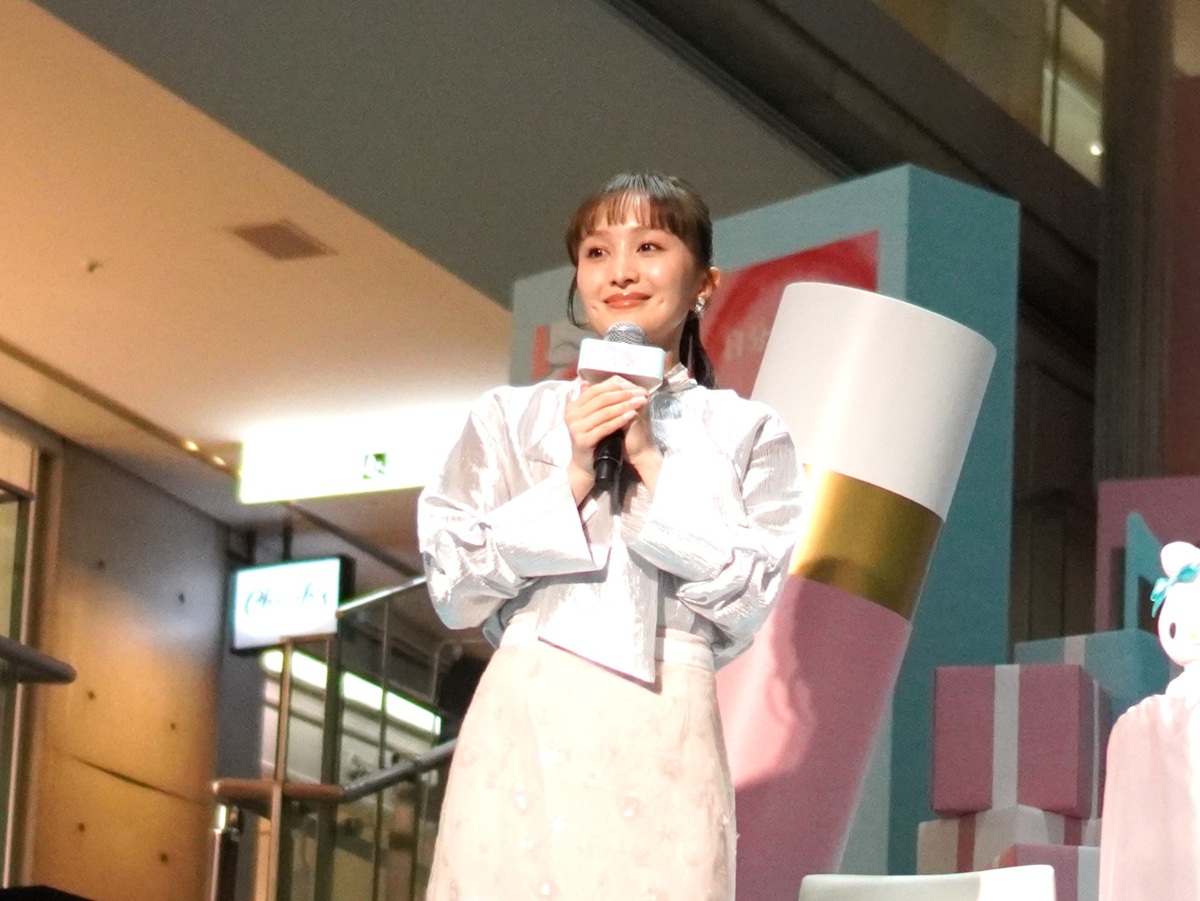 マイクをもつ百田さん