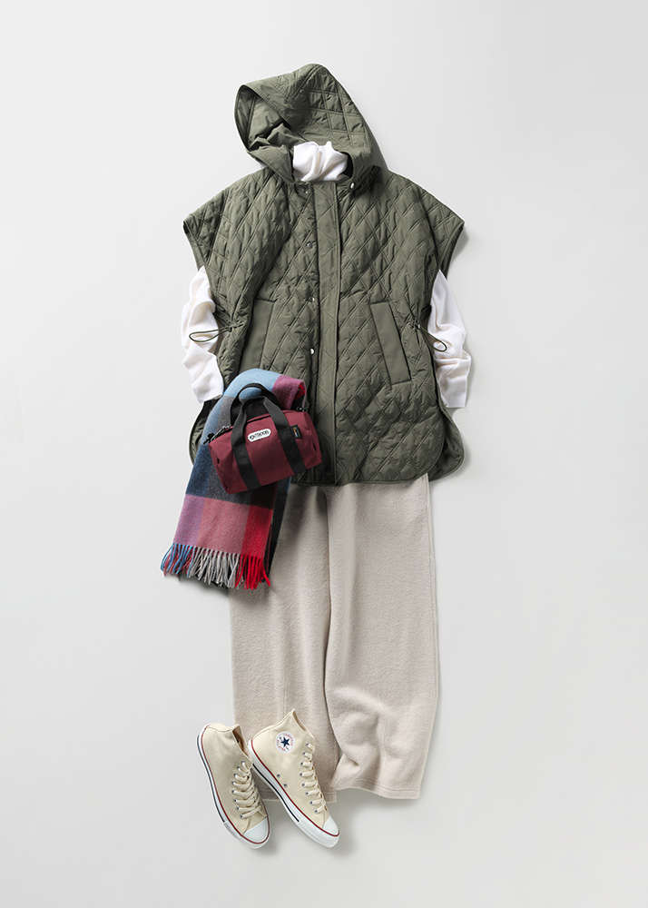 キルティングポンチョ×白ニット×白イージーパンツ