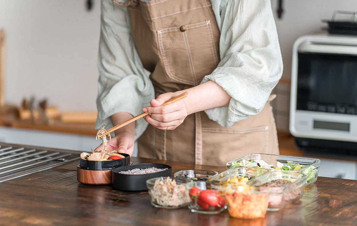 キッチンでお弁当をつくる女性の手元