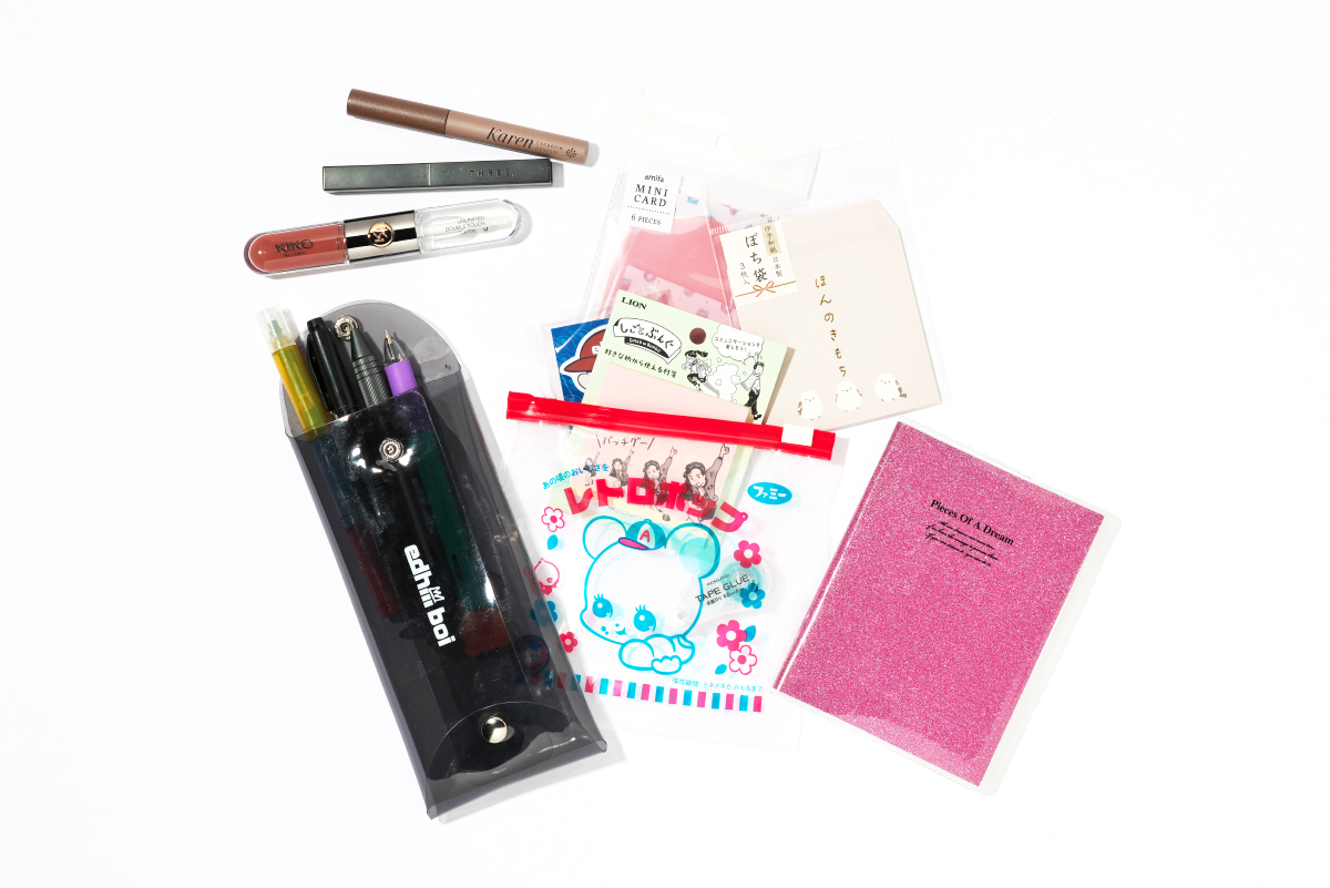 ペンケースとノート、付箋