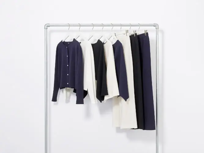 「コットンブレンドニットシリーズ」ハンガーにかけた状態