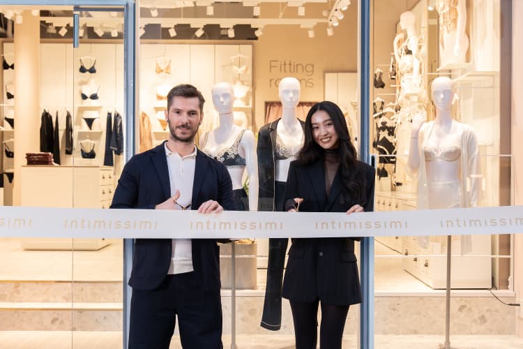 テープカットの様子